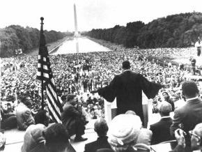 马丁·路德·金在华盛顿的黑白照片.